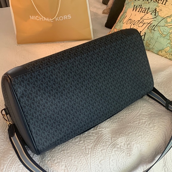 ❌SOLD❌ Authentic Michael Kors duffle bag - Picture 6 of 17